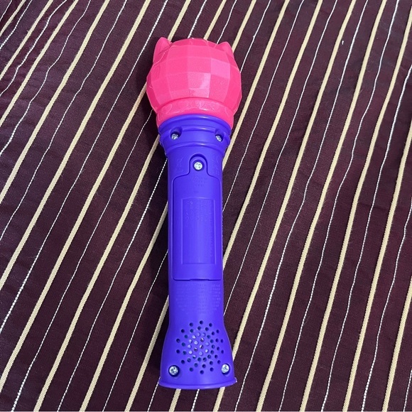 DreamWorks Gabby's Dollhouse Toy Microphone for Kids Musical Toy for Girls - Picture 5 of 9